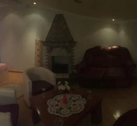 ホテル Hotel 7777 ティラナ