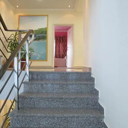 ホテル Hotel 7777 ティラナ