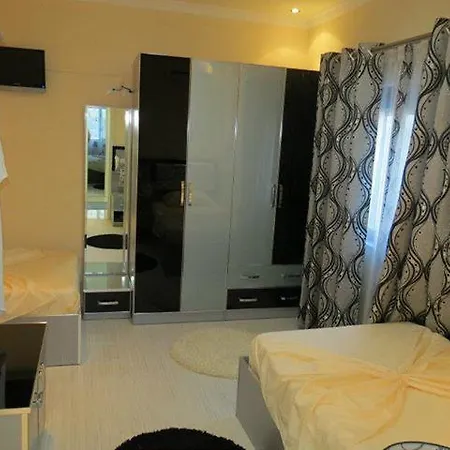 ホテル Hotel 7777 ティラナ