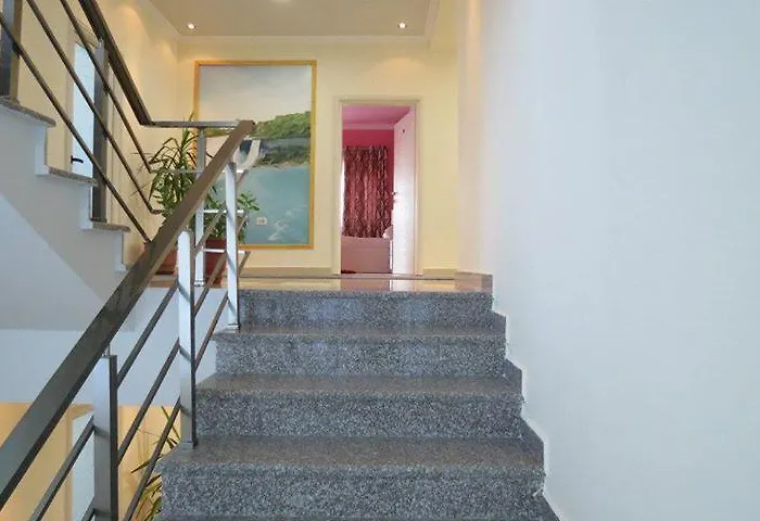 ホテル Hotel 7777 ティラナ